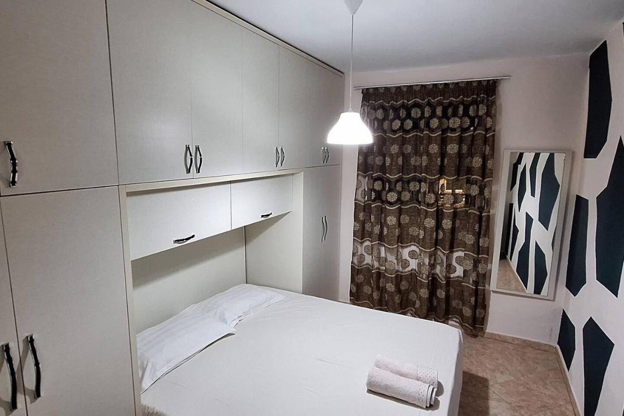 Promenade Apartment In City Centre Berat Exterior foto